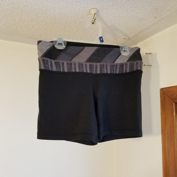 Lululemon reversible yoga shorts - Picture 3 of 5